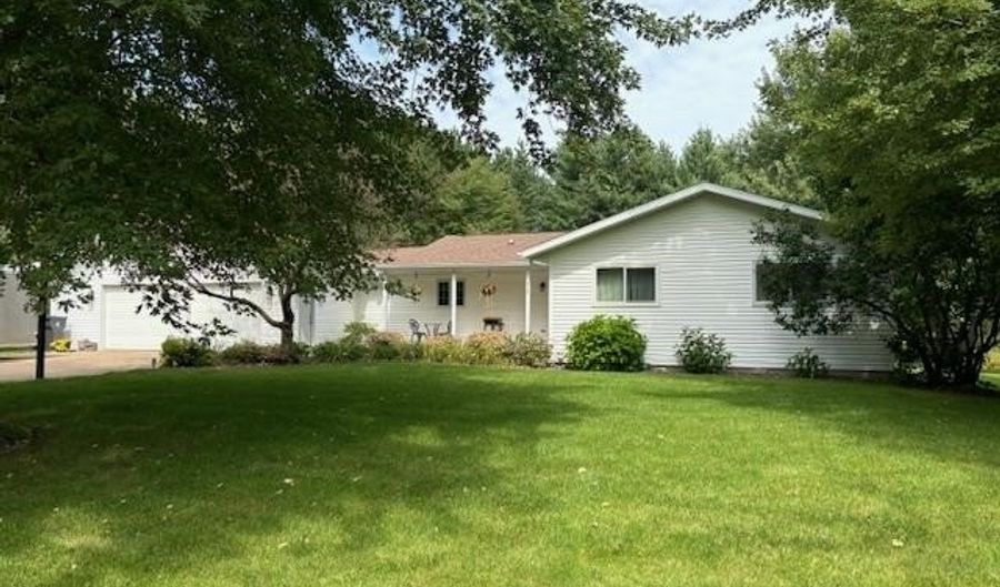 210 W PINE St, Abbotsford, WI 54405 - 3 Beds, 3 Bath