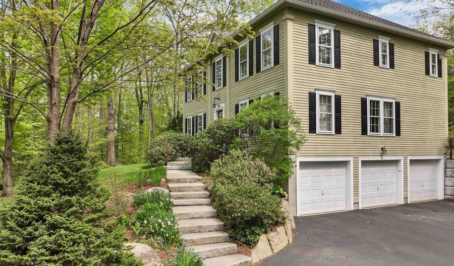 9 Wildwood Rd, Auburn, NH 03032 - 4 Beds, 4 Bath