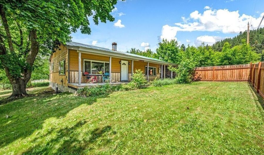 7494 Wells St, Bonners Ferry, ID 83805 - 3 Beds, 1 Bath