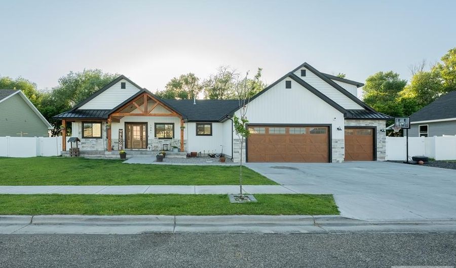 1261 N Trappers Rdg, Ammon, ID 83401 - 6 Beds, 3 Bath