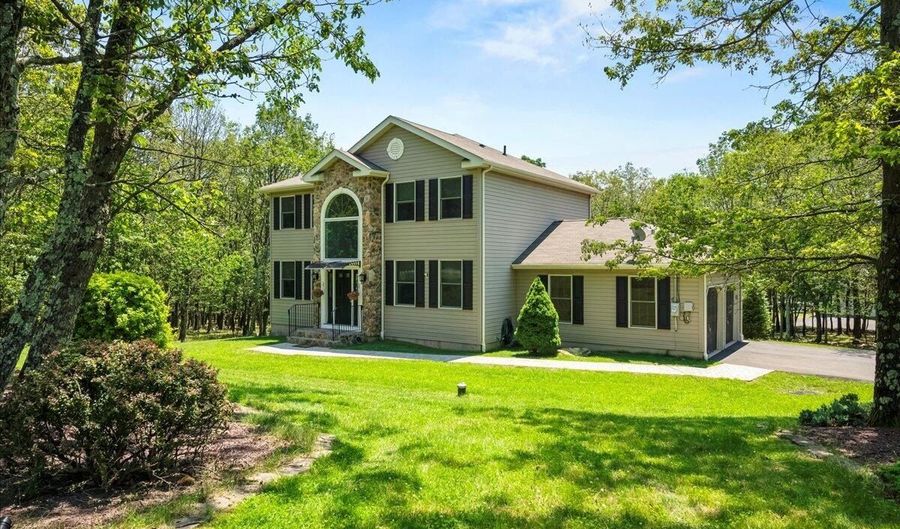137 Long Vw, Albrightsville, PA 18210 - 4 Beds, 3 Bath