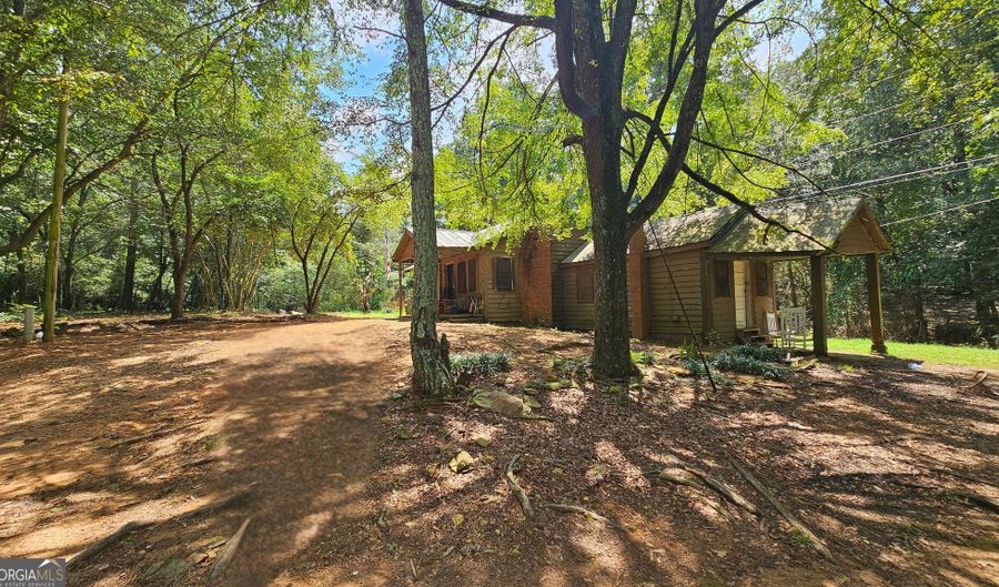 1070 Highway 18, Barnesville, GA 30204 - 3 Beds, 1 Bath