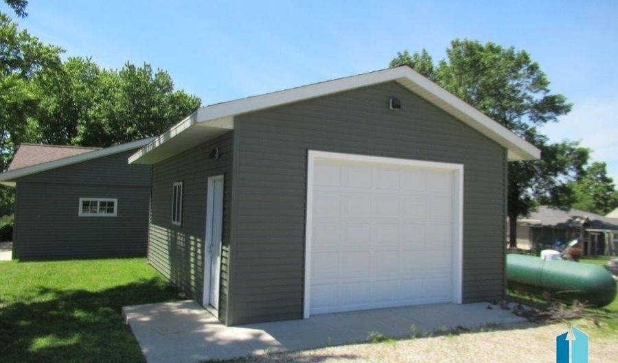 206 W 7th St, Adrian, MN 56156 - 4 Beds, 2 Bath