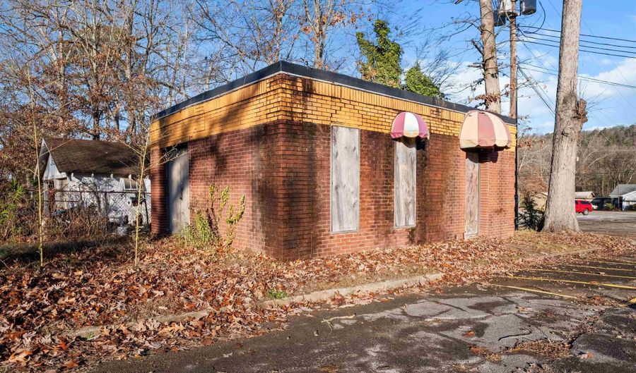 921 Cleveland Ave, Attalla, AL 35954 - 0 Beds, 3 Bath