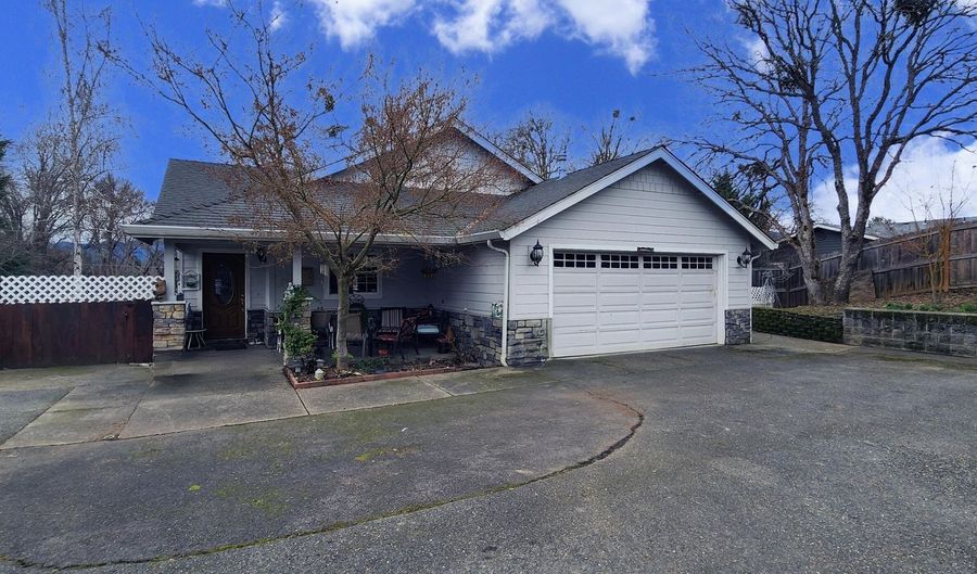 403 Cypress Ave, Rogue River, OR 97537 - 3 Beds, 2 Bath