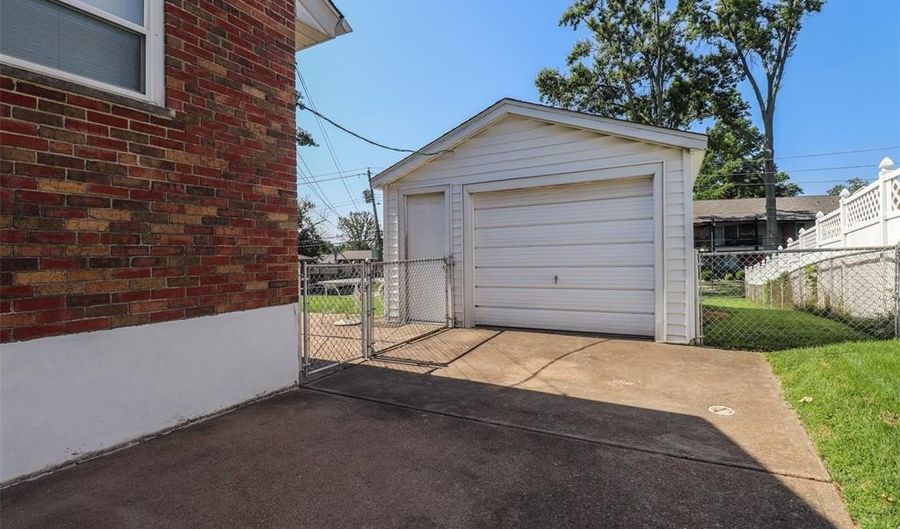 8932 Ione Ln, Affton, MO 63123 - 3 Beds, 2 Bath