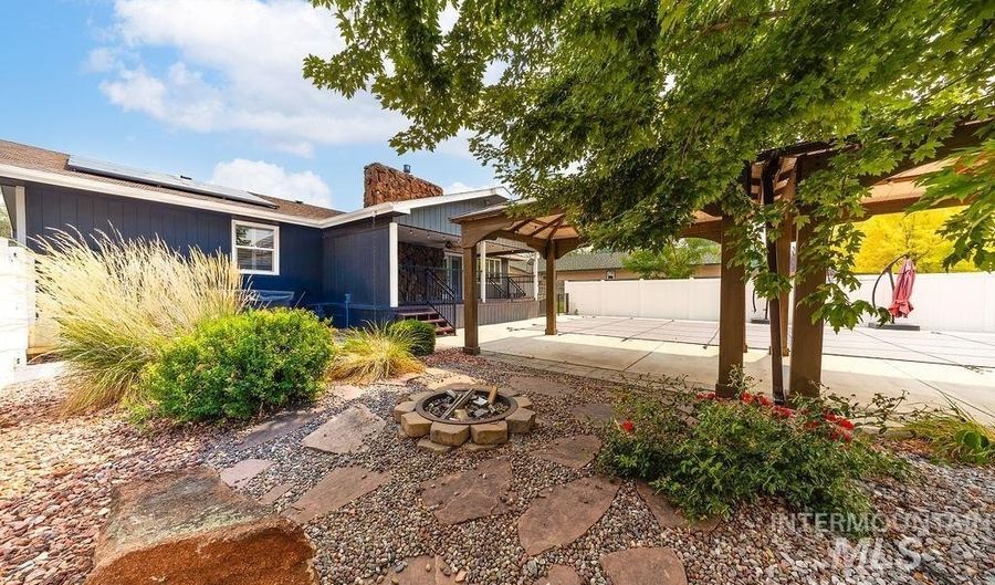 2120 Idaho Ave, Caldwell, ID 83605 - 3 Beds, 2 Bath