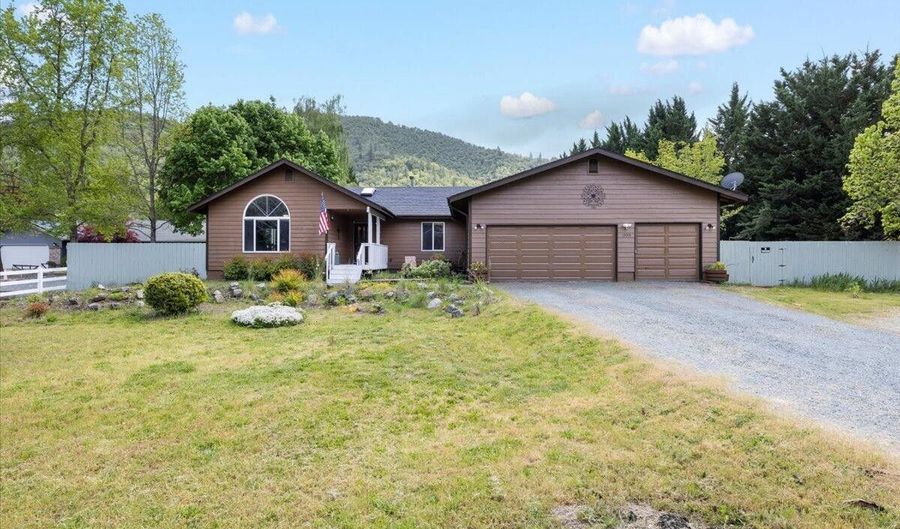 1595 Rogue River Hwy, Gold Hill, OR 97525 - 3 Beds, 2 Bath
