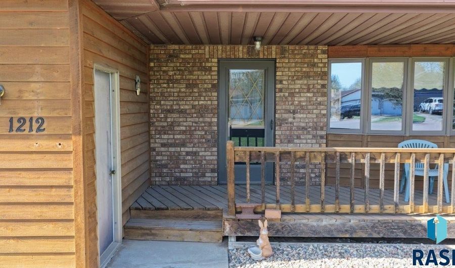 1212 E Fleetwood Cir, Brandon, SD 57005 - 3 Beds, 2 Bath