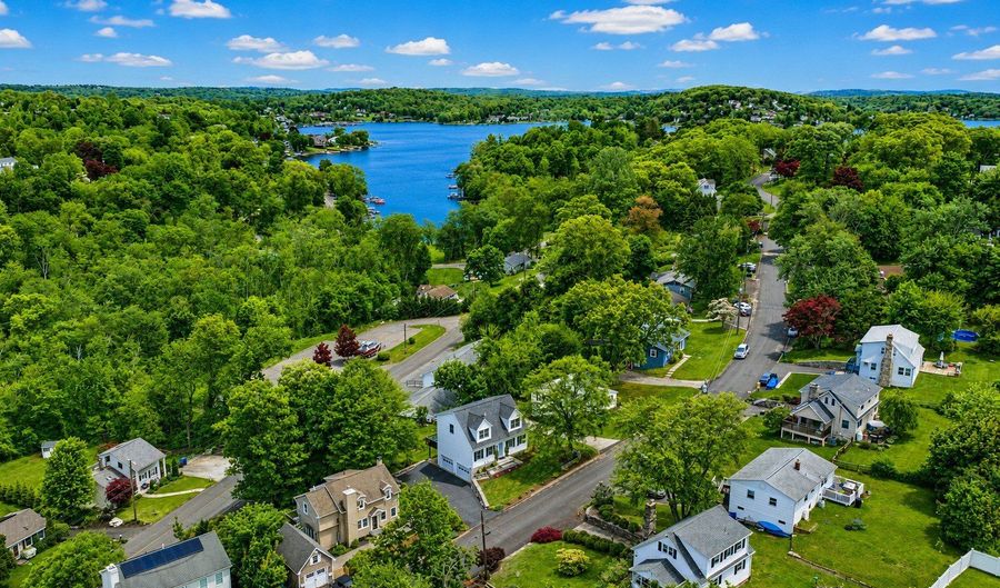 15 Berkshire Dr, Brookfield, CT 06804 - 3 Beds, 4 Bath