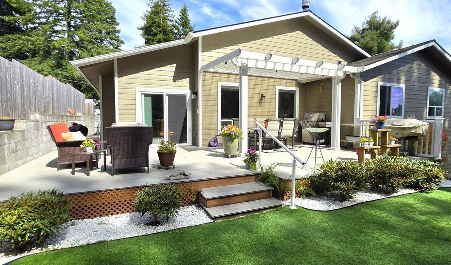 917 5 7TH St, Brookings, OR 97415 - 3 Beds, 3 Bath