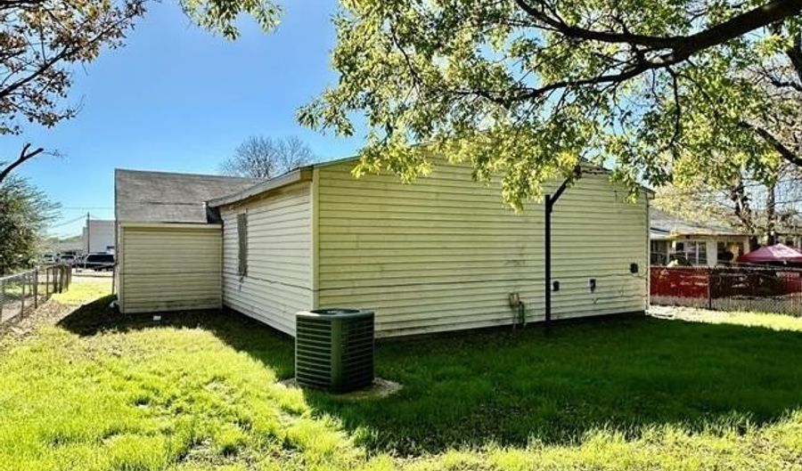 1305 7th Ave NW, Ardmore, OK 73401 - 3 Beds, 2 Bath