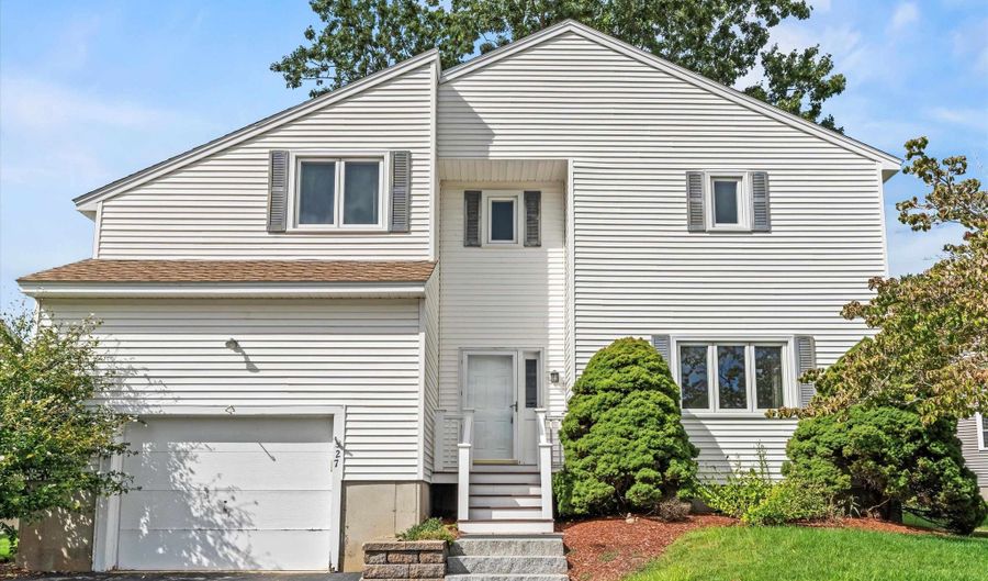 27 Country Hill Rd, Nashua, NH 03063 - 2 Beds, 3 Bath