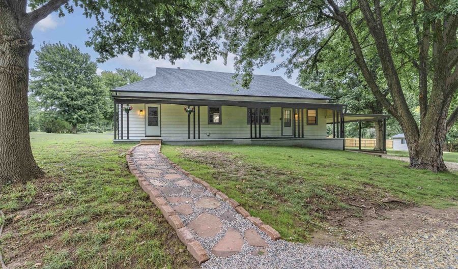 1701 E Chestnut Ave, Arkansas City, KS 67005 - 2 Beds, 3 Bath