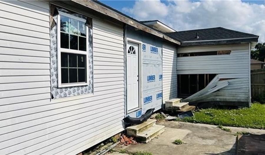 924 LEBEAU St, Arabi, LA 70032 - 3 Beds, 2 Bath