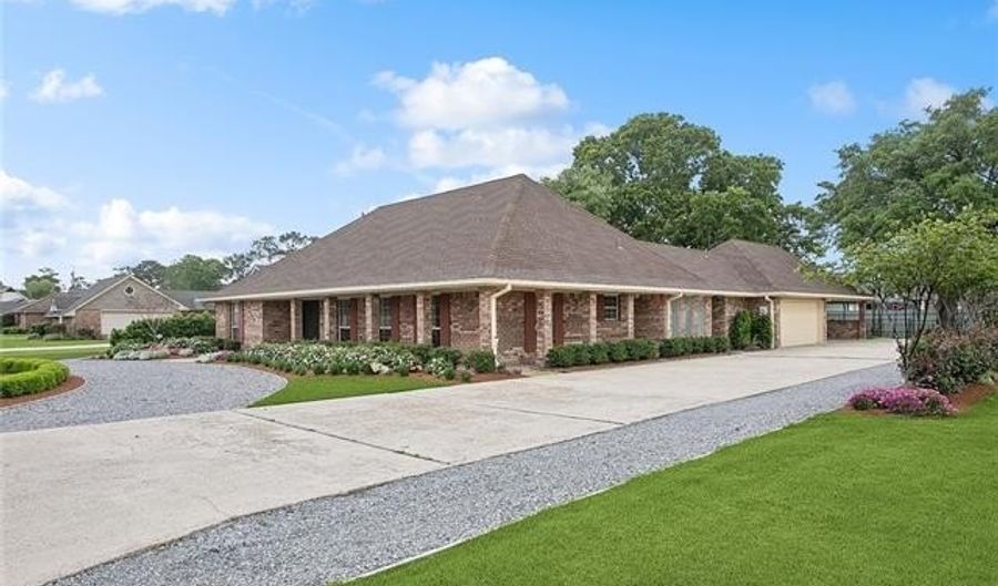 102 LIBERTY St, Belle Chasse, LA 70037 - 5 Beds, 3 Bath