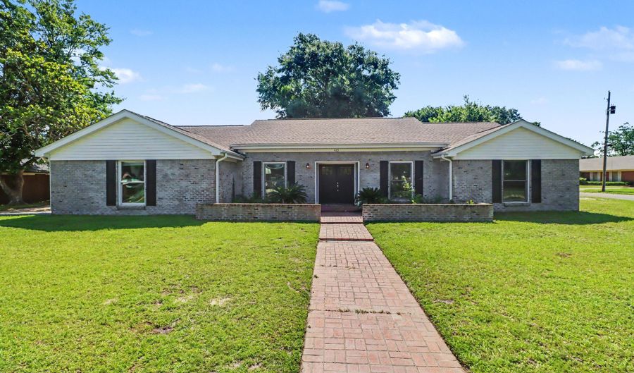412 Woodland Park Dr, Biloxi, MS 39531 - 4 Beds, 2 Bath