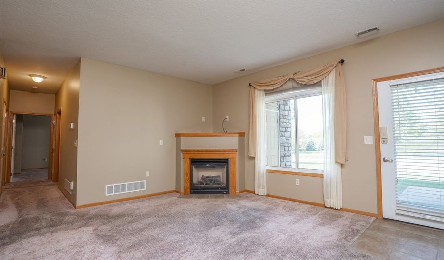 548 Kelsey Ln, Altoona, IA 50009 - 2 Beds, 2 Bath