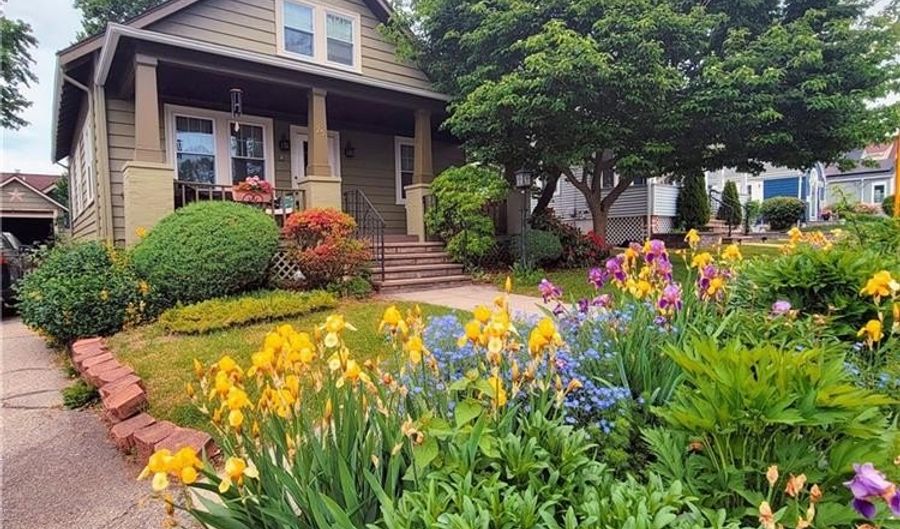25 Sheffield Ave, North Providence, RI 02911 - 3 Beds, 2 Bath