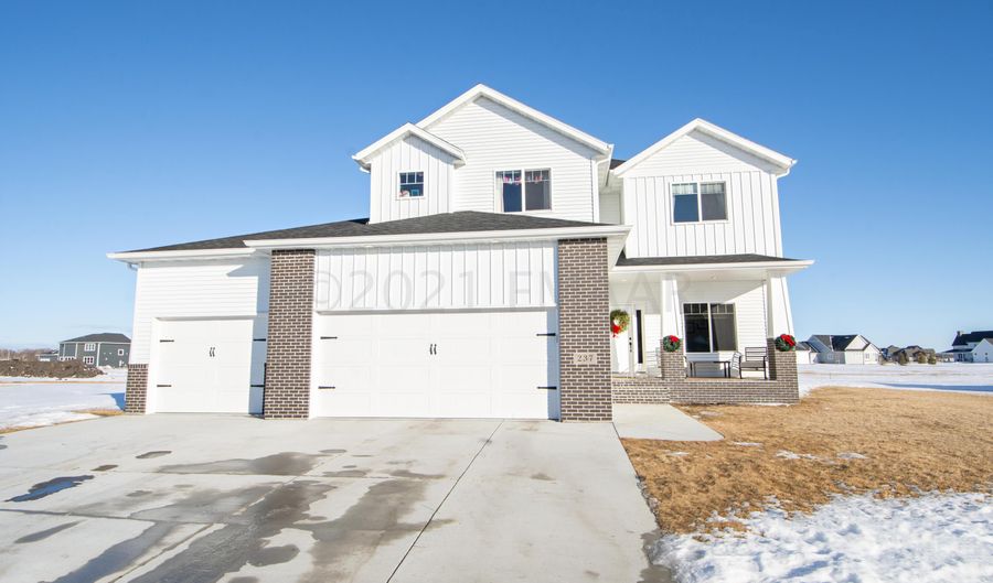 237 S SCHNELL Dr, Oxbow, ND 58047 - 5 Beds, 4 Bath