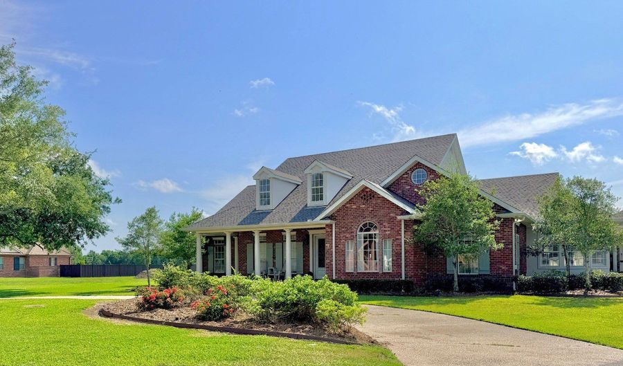 600 Techeview Dr, Berwick, LA 70342 - 5 Beds, 5 Bath