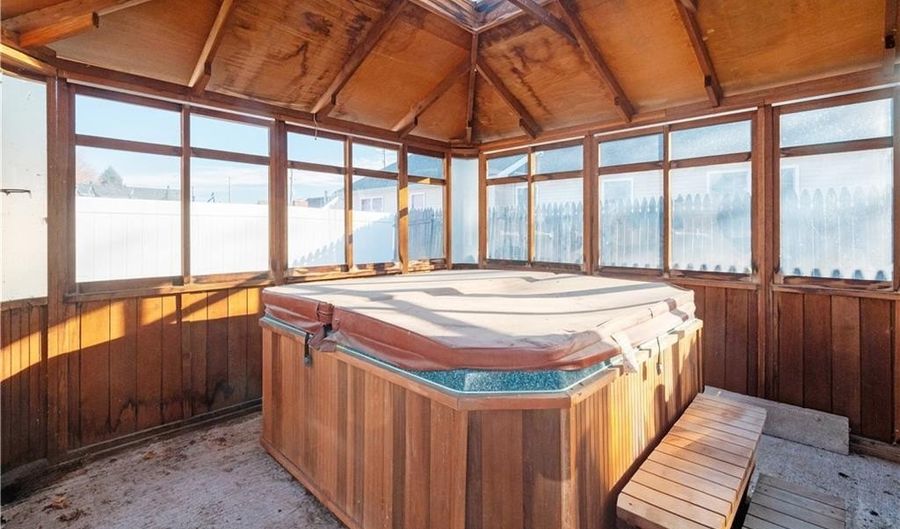 86 Sherwood St, Cranston, RI 02920 - 3 Beds, 1 Bath