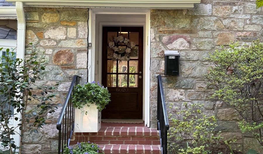 6020 BROAD St, Bethesda, MD 20816 - 2 Beds, 2 Bath
