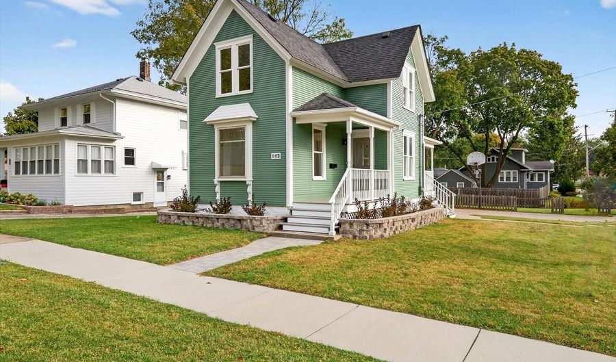 102 Center St, Algonquin, IL 60102 - 4 Beds, 2 Bath