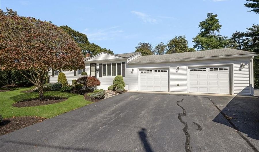 40 Quail Hollow Rd, Cranston, RI 02920 - 3 Beds, 2 Bath