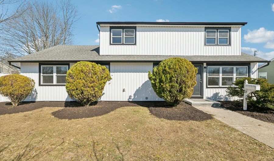 38 Somerset Rd E, Amityville, NY 11701 - 5 Beds, 2 Bath