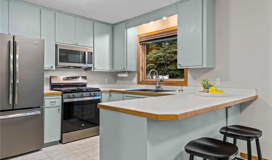14386 Ebony Ln, Apple Valley, MN 55124 - 3 Beds, 4 Bath