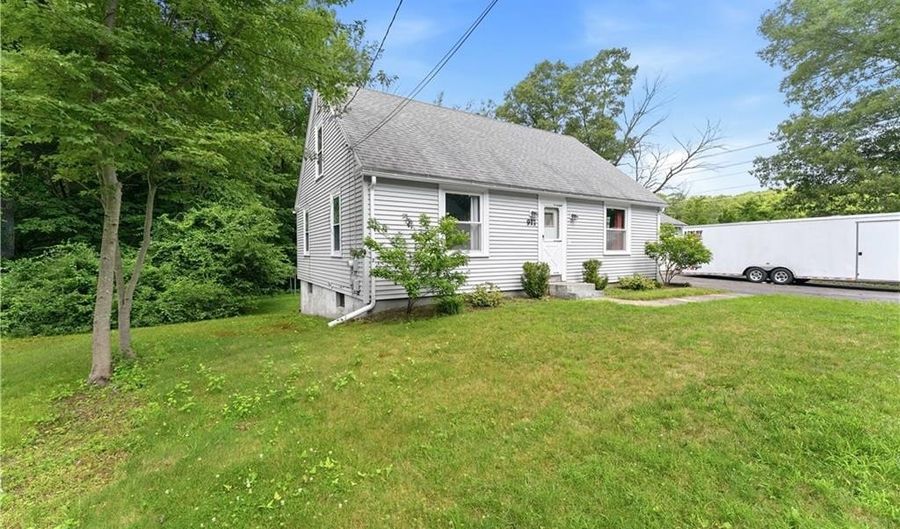 917 Woonsocket Hill Rd, North Smithfield, RI 02896 - 3 Beds, 1 Bath