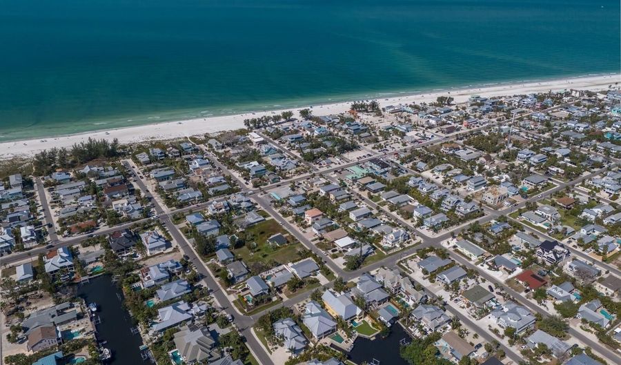 222 WILLOW Ave, Anna Maria, FL 34216 - 4 Beds, 6 Bath