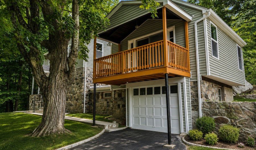 28 Spruce Mountain Rd, Danbury, CT 06810 - 3 Beds, 3 Bath