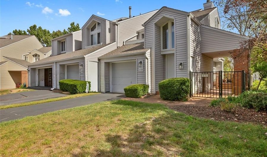 608 Highview Circle Dr, Ballwin, MO 63021 - 2 Beds, 3 Bath