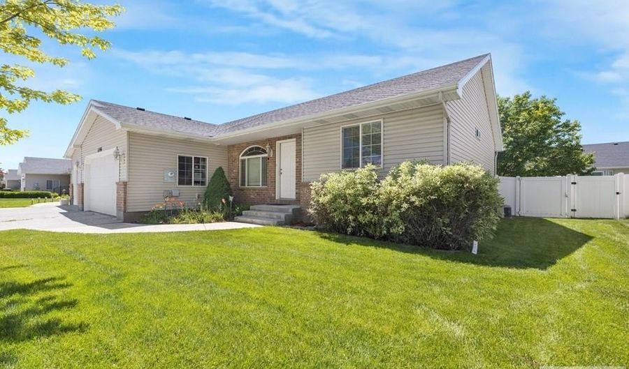 1190 Matchpoint Dr, Ammon, ID 83406 - 2 Beds, 2 Bath
