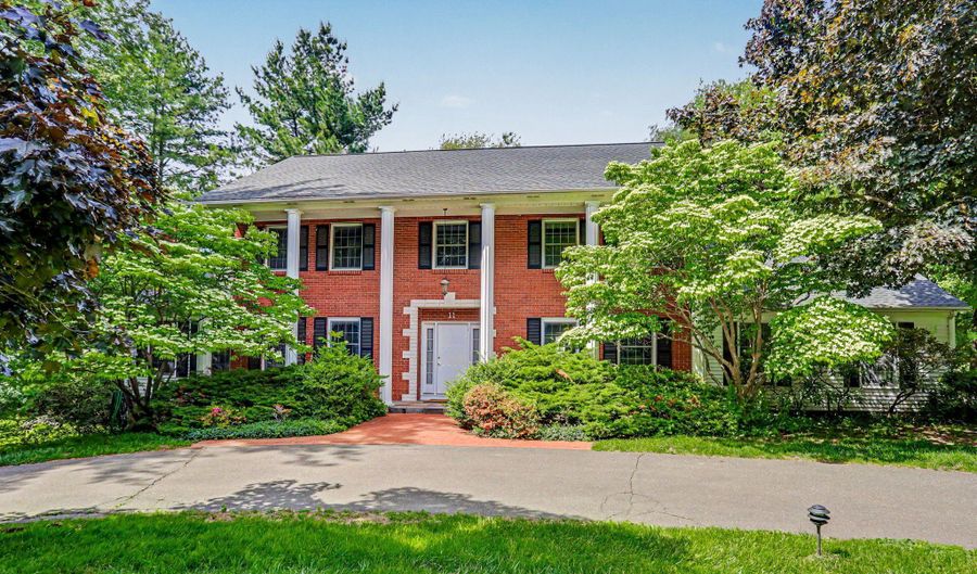 11 Tanglewood Dr, Danbury, CT 06811 - 5 Beds, 4 Bath