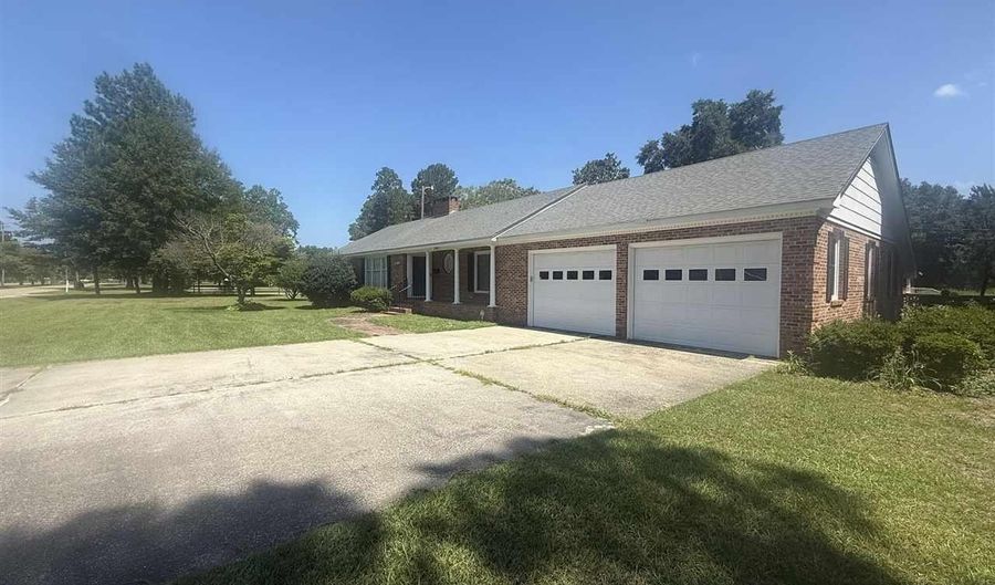 100 Lakeland Dr, Bennettsville, SC 29512 - 3 Beds, 2 Bath