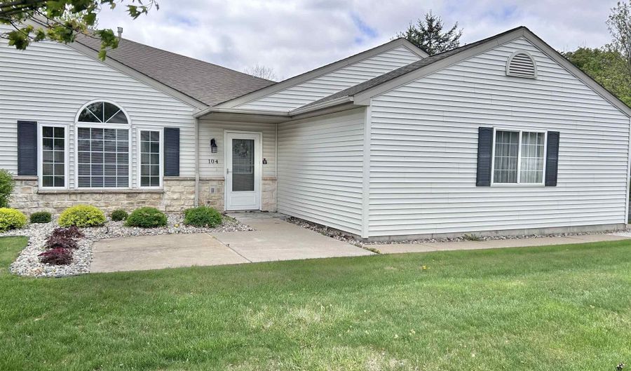 104 Lakewood Dr, Adrian, MI 49221 - 2 Beds, 2 Bath