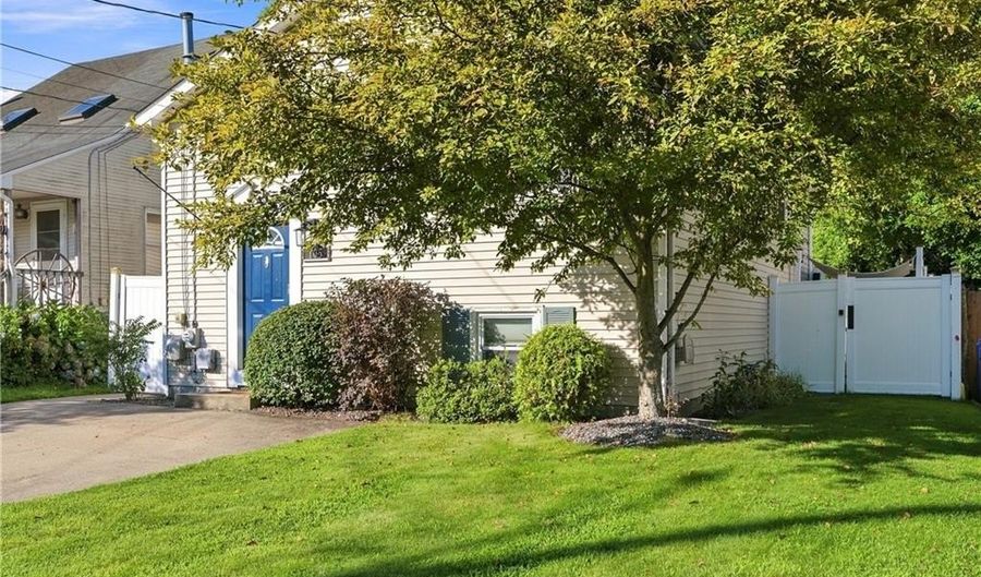 105 Branch Ave, Cumberland, RI 02864 - 3 Beds, 2 Bath
