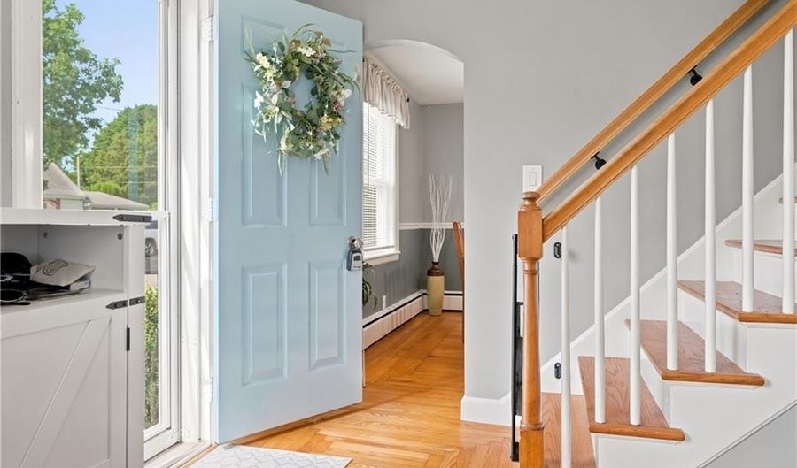 142 Mowry Ave, Cumberland, RI 02864 - 3 Beds, 2 Bath