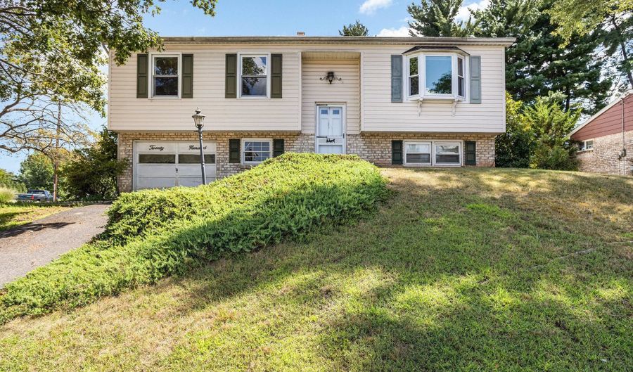 2400 RAMBLEWOOD Rd, York, PA 17408 - 3 Beds, 2 Bath