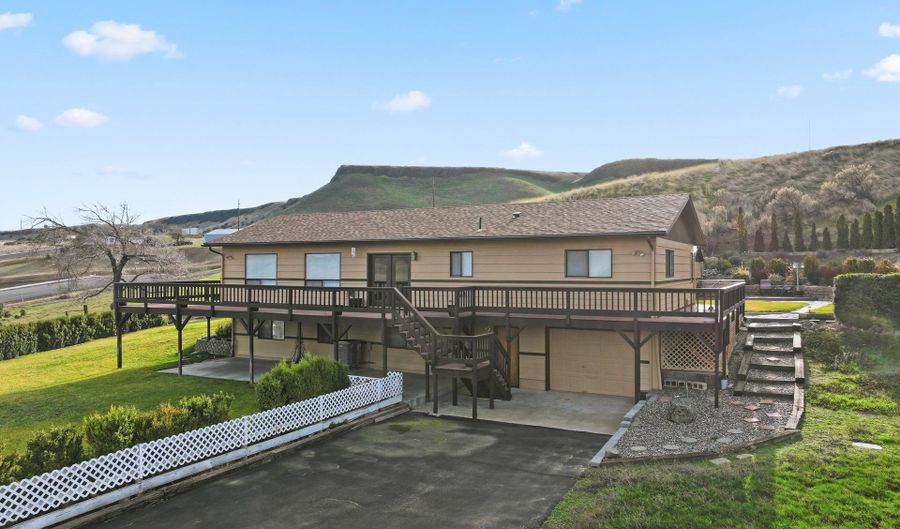 1490 MAIN St, Arlington, OR 97812 - 5 Beds, 3 Bath