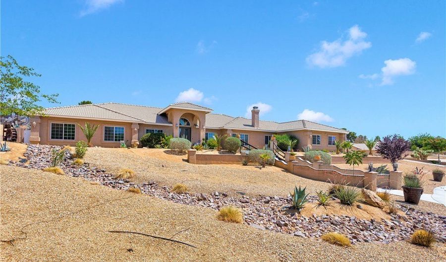 19420 Red Feather Rd, Apple Valley, CA 92307 - 5 Beds, 4 Bath