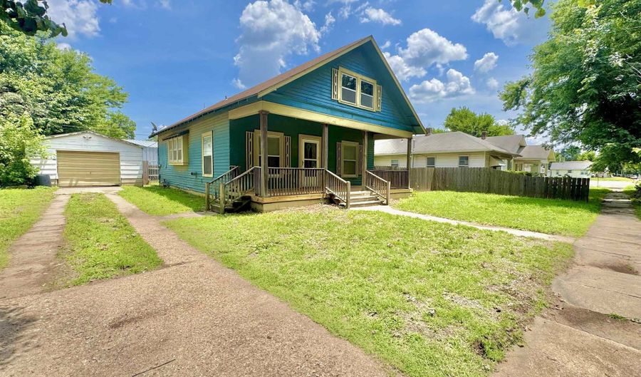 1020 N 1st St, Arkansas City, KS 67005 - 2 Beds, 1 Bath