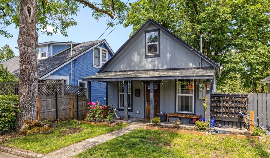 709 10TH St, Oregon City, OR 97045 - 3 Beds, 2 Bath