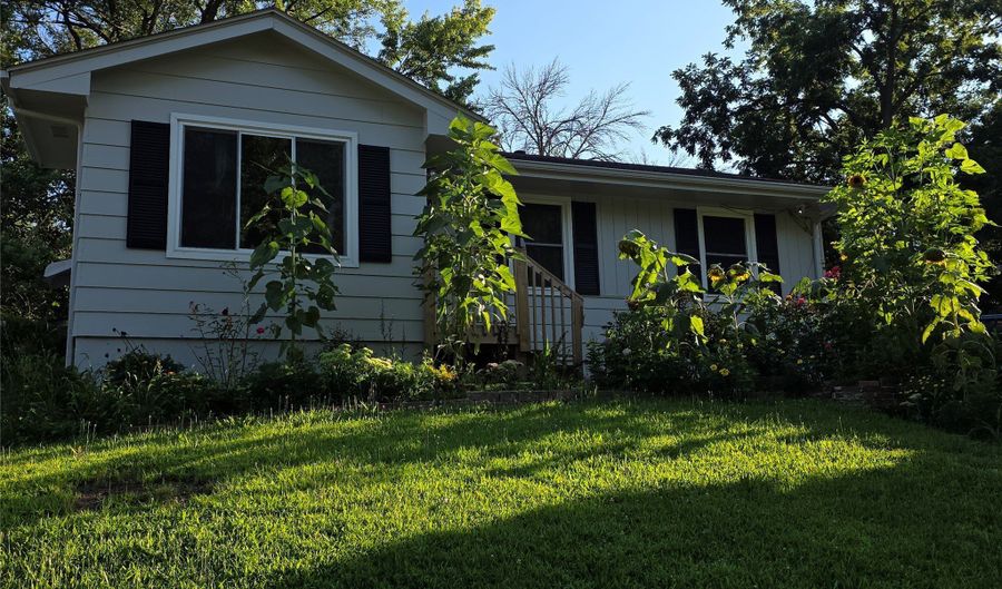 433 E Marion St, Des Moines, IA 50315 - 3 Beds, 2 Bath