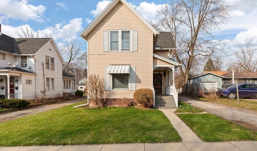 907 E Hunt St, Adrian, MI 49221 - 3 Beds, 2 Bath