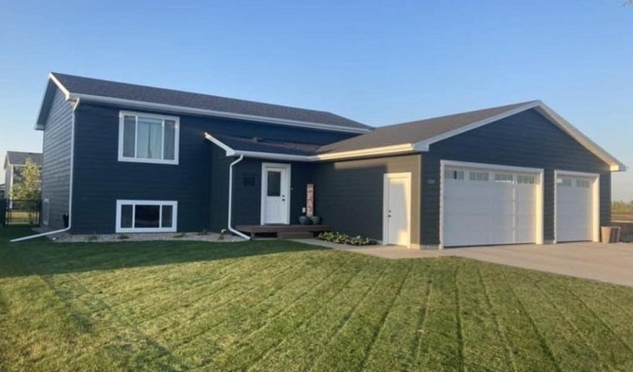 1215 NE 32nd Ave, Aberdeen, SD 57401 - 4 Beds, 2 Bath