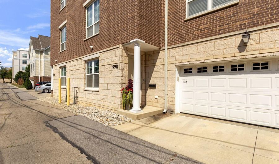 998 Ewing Aly 998, Columbus, OH 43201 - 1 Beds, 3 Bath
